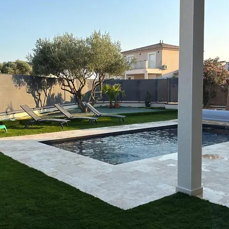 Piscine 12 Personne Dans Le Gard Tatil Evi Beaucaire (Gard)